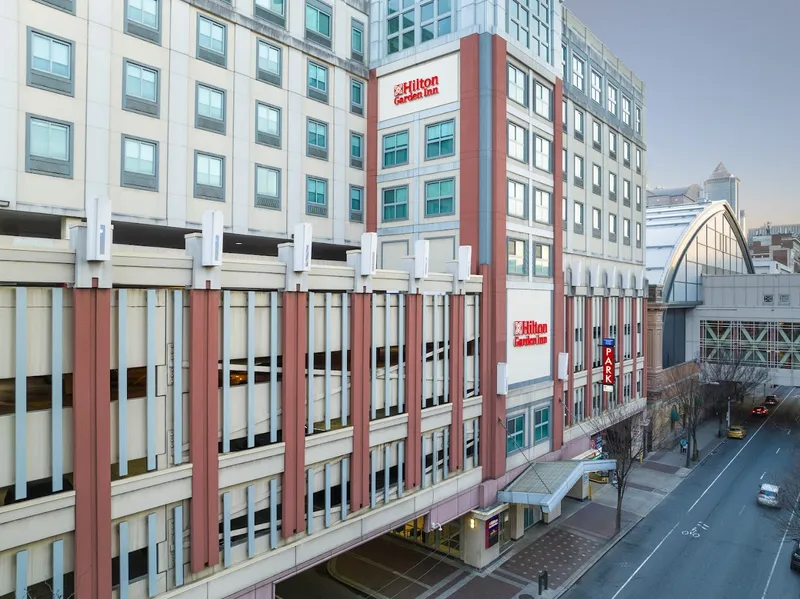 Hotels with rooftop pool Hilton Garden Inn Philadelphia Center City