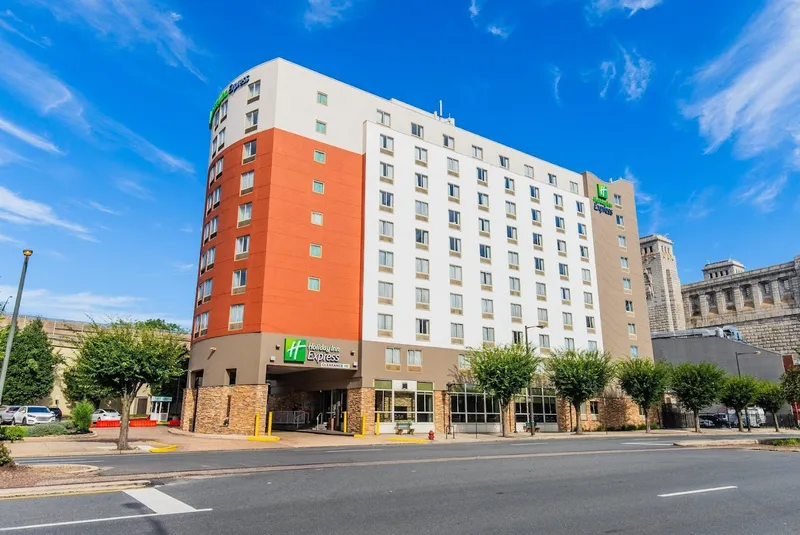 Hotels with EV charging Holiday Inn Express Philadelphia - Penns Landing, an IHG Hotel