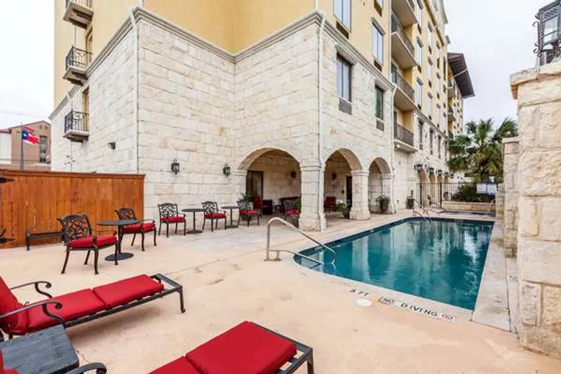 accessible hotels Comfort Suites Alamo/River walk