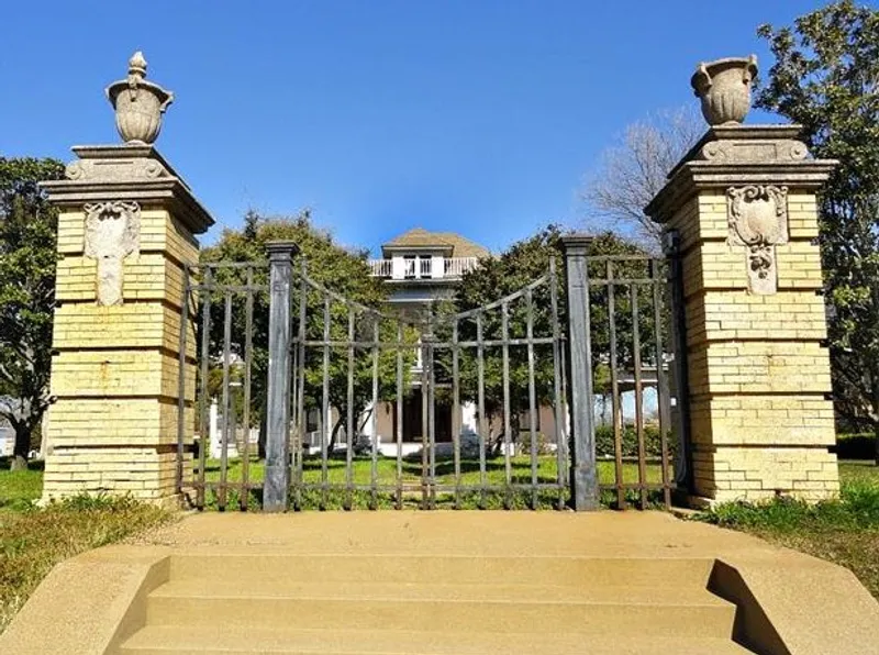 Historical sites Cedar Crest House