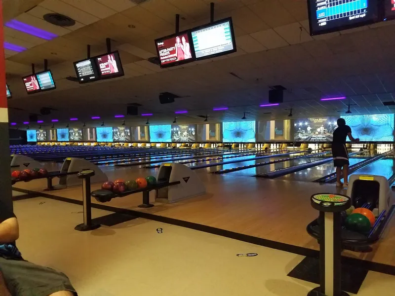 Bowling Bowlero Highland Hills