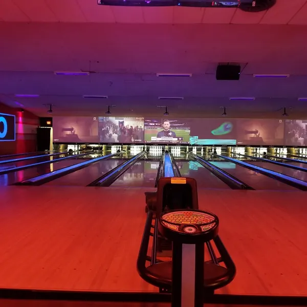 Bowling Bowlero Highland Hills