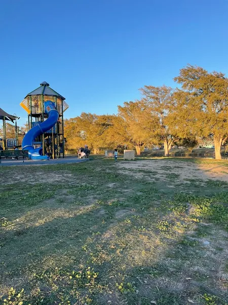 picnic spots Woodlawn Lake Park