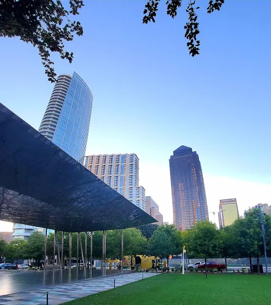 Parks Klyde Warren Park