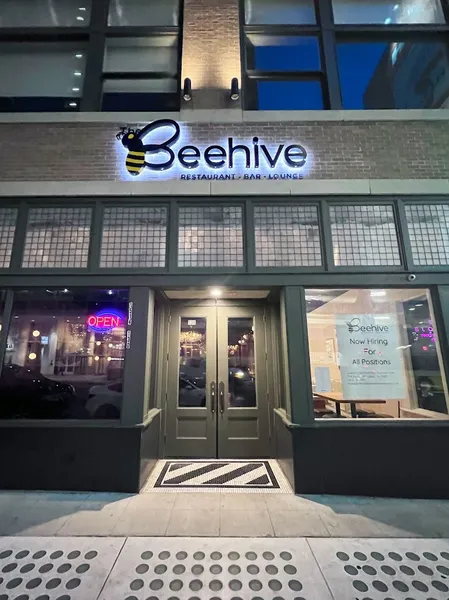 late night restaurants Beehive (Restaurant-Bar-Lounge)