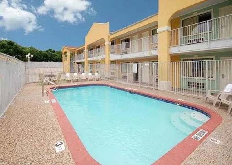 pet friendly hotels Econo Lodge Inn & Suites Downtown Northeast near Fort Sam Houston