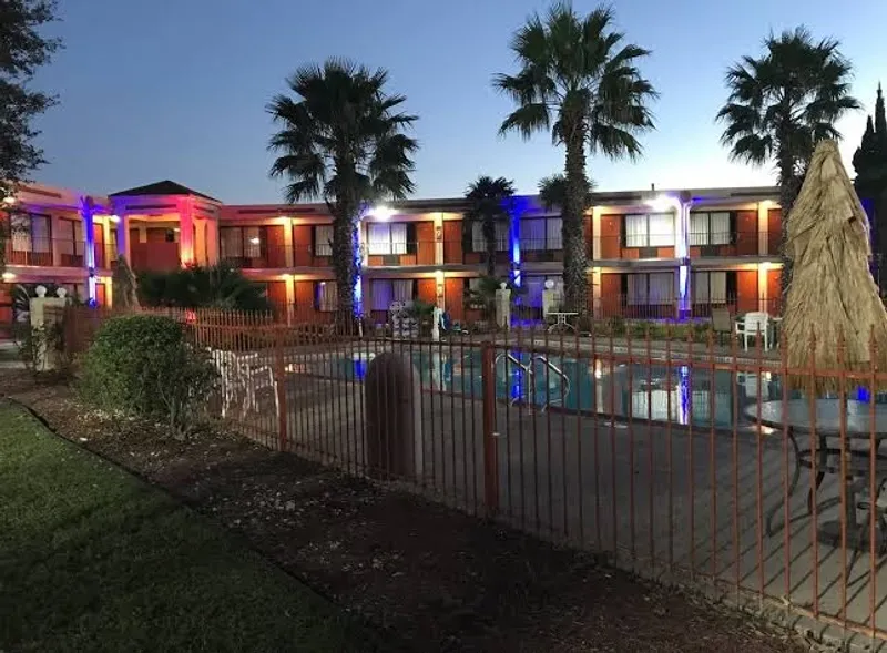 pet friendly hotels Knights Inn San Antonio near Frost Bank Center