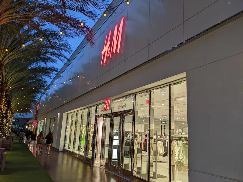 dress stores H&M in Desert Ridge