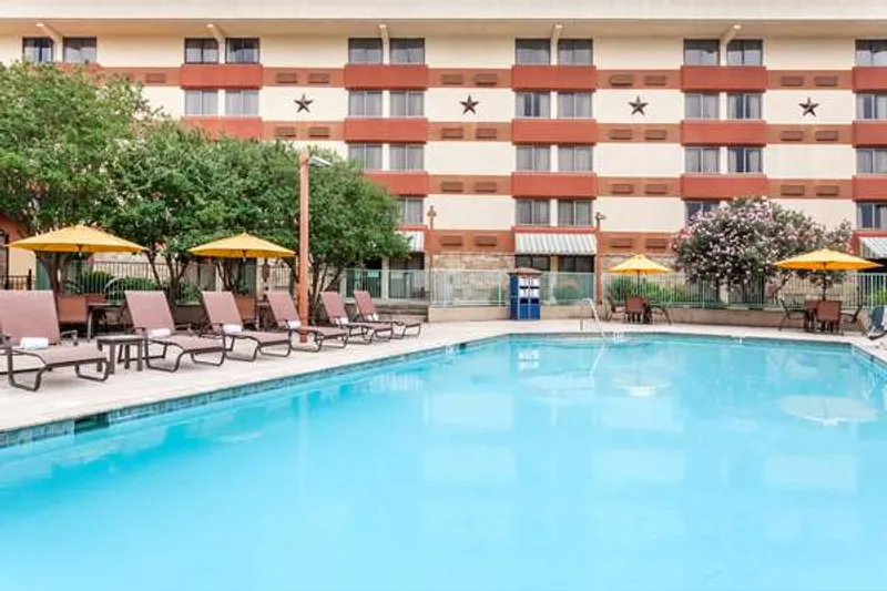 pet friendly hotels Wyndham Garden Austin