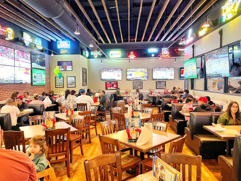 Kid-Friendly restaurants Pluckers Wing Bar in Oak Hill