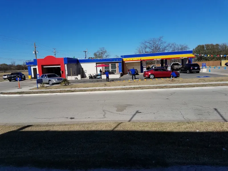 car wash Apollo's Wash N Shine in Haltom City