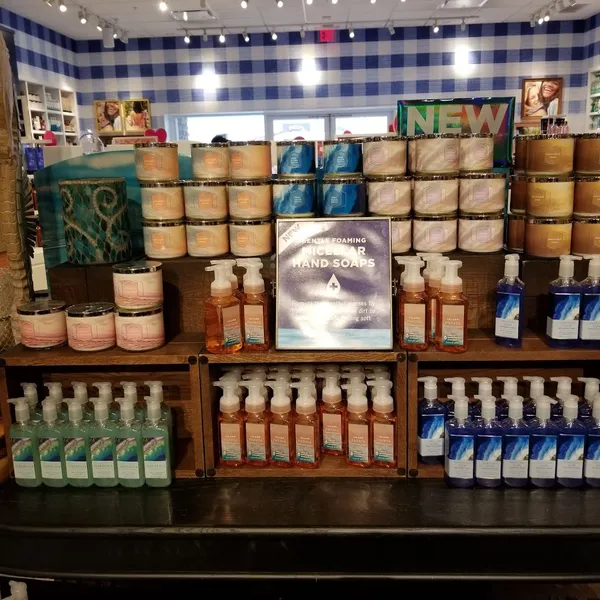 candle stores Bath & Body Works