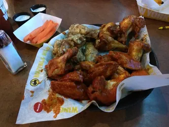 Top 10 buffalo wings in Bakersfield