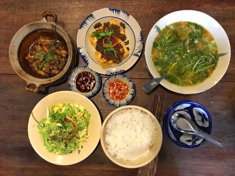 Cơm nhà Tú