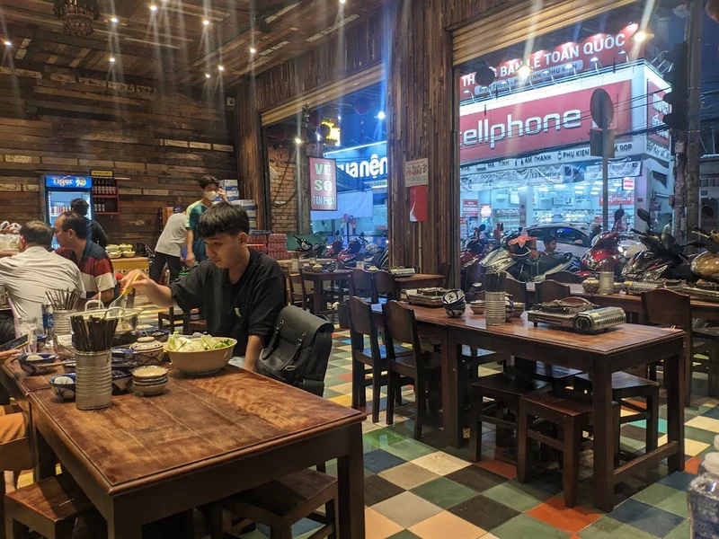 Lẩu bò Nhà gỗ - Sài Gòn