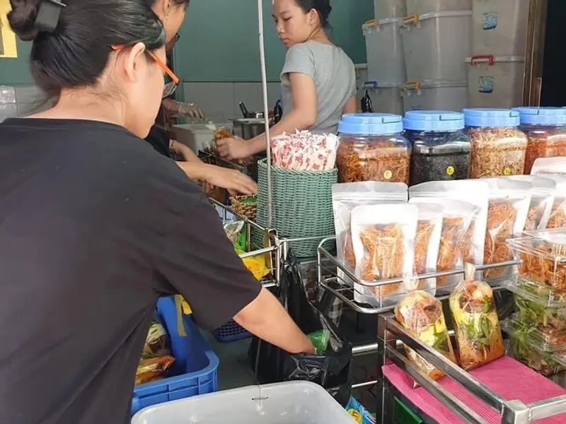 Bánh tráng trộn chú Viên