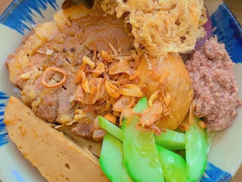 Xôi thịt phố cổ