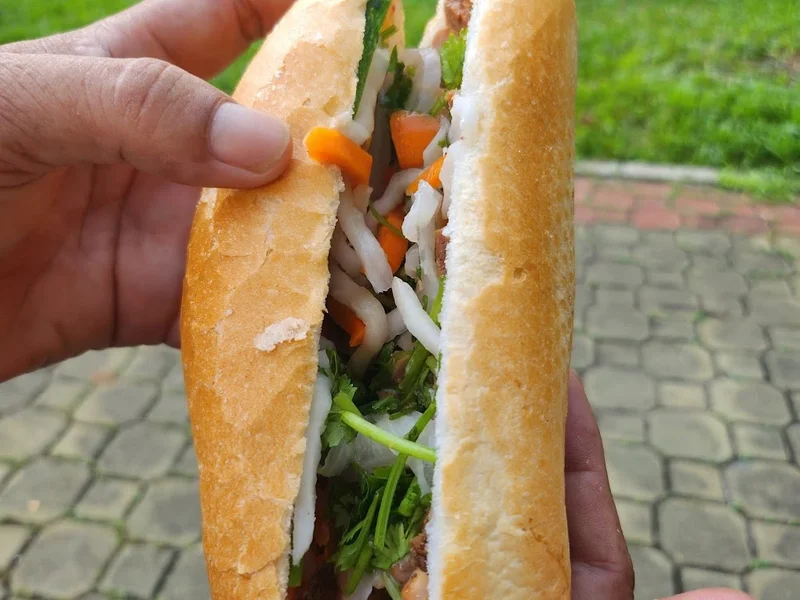 Bánh Mì Chim Chạy - CMT8