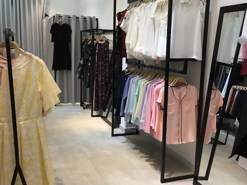 Real Clothes Lê Văn Sỹ