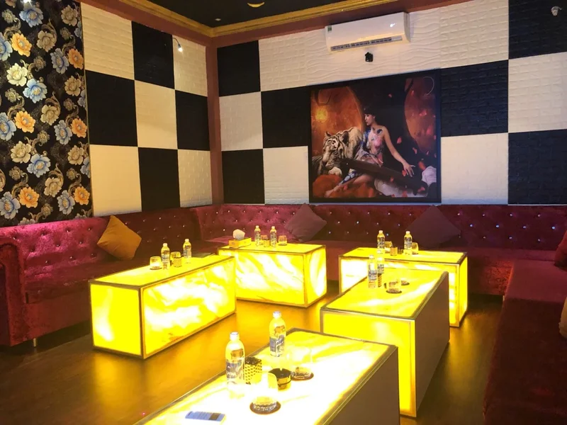 LUX Counter Bar & Karaoke