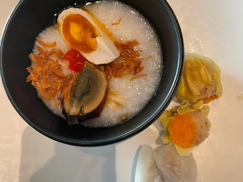 Khách sạn Renaissance Riverside Sài Gòn