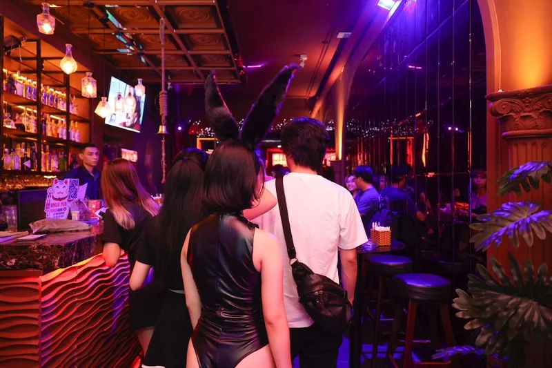Snug Pub - The Best Bars and Clubs in District 1
