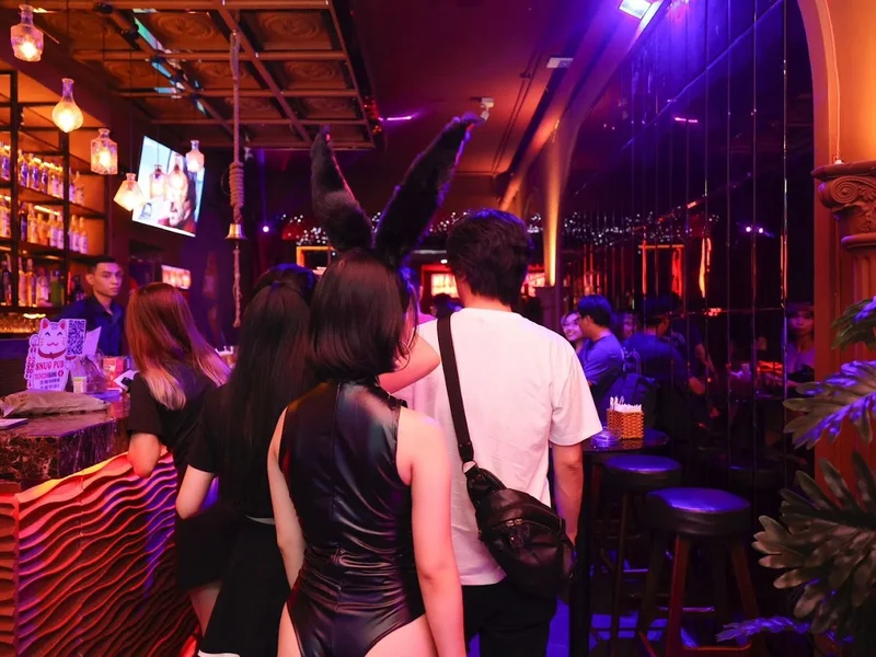 Snug Pub - The Best Bars and Clubs in District 1
