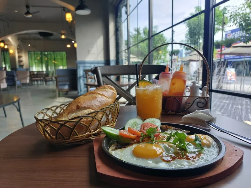 CHOM’S Cafe & Bistro