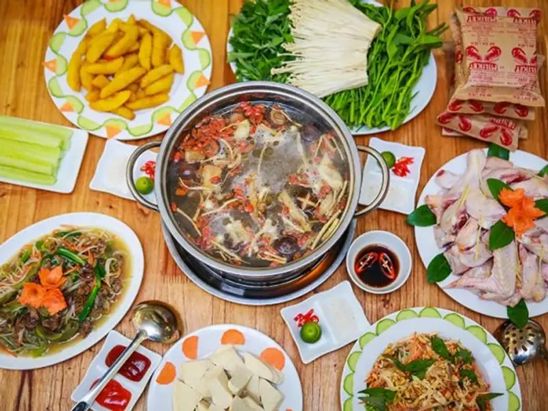 Lẩu gà lá quế Tú Như