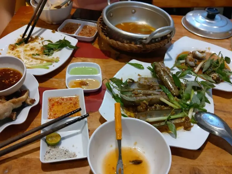 Ốc xiên que Huyền Trang