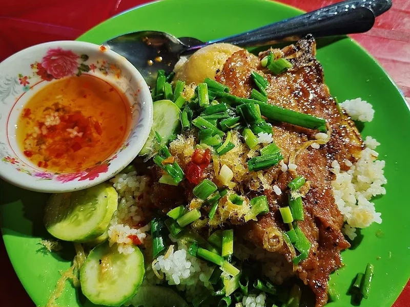 Cơm tấm đêm sườn, ba rọi, chả, trứng, lạp xưởng