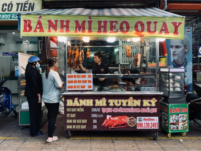 Bánh mì heo quay Tuyền Ký Q4