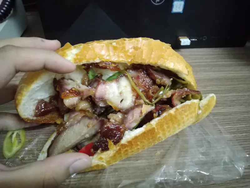 Quán bánh mì phá lấu xá xíu