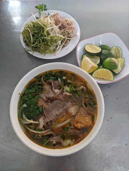 Bún Bò O Tú