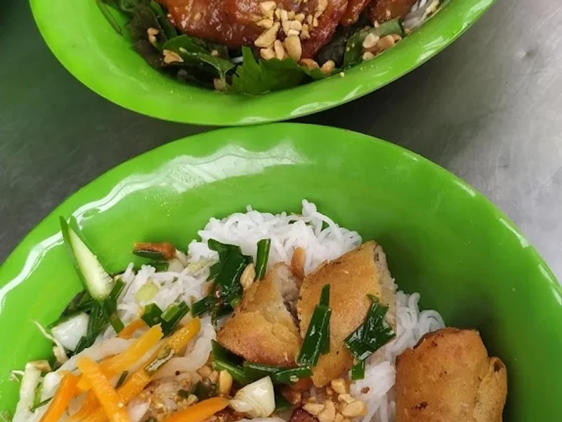 Bún thịt nướng Phú Lâm