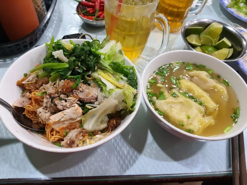 Hủ tiếu - Bánh bao Cả Cần