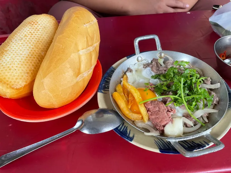 Bánh mì xíu mại cô Phương