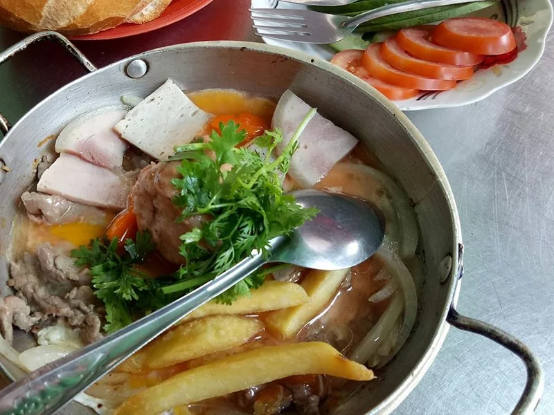 Bánh mì xíu mại cô Phương