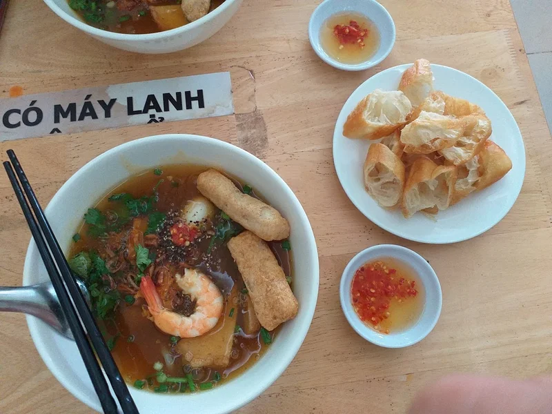 Bánh Canh Cua Dì Bình - 28 Xóm Chiếu Q.4