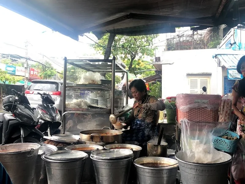 Bún riêu giò chả Thu Nga