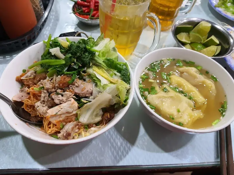 Hủ tiếu - Bánh bao Cả Cần