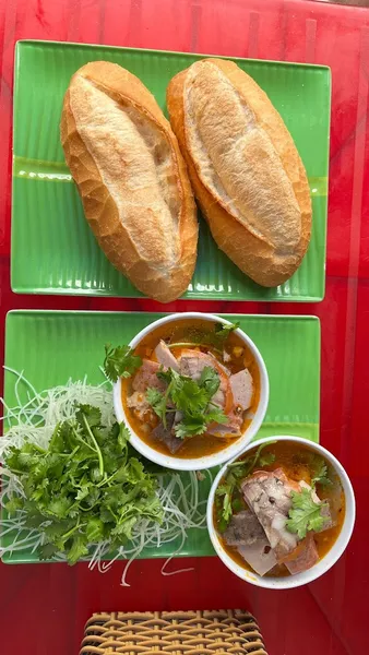 Bánh mì xíu mại cô Phương