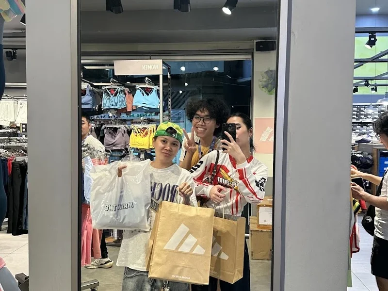 Adidas Factory Outlet Bình Thới