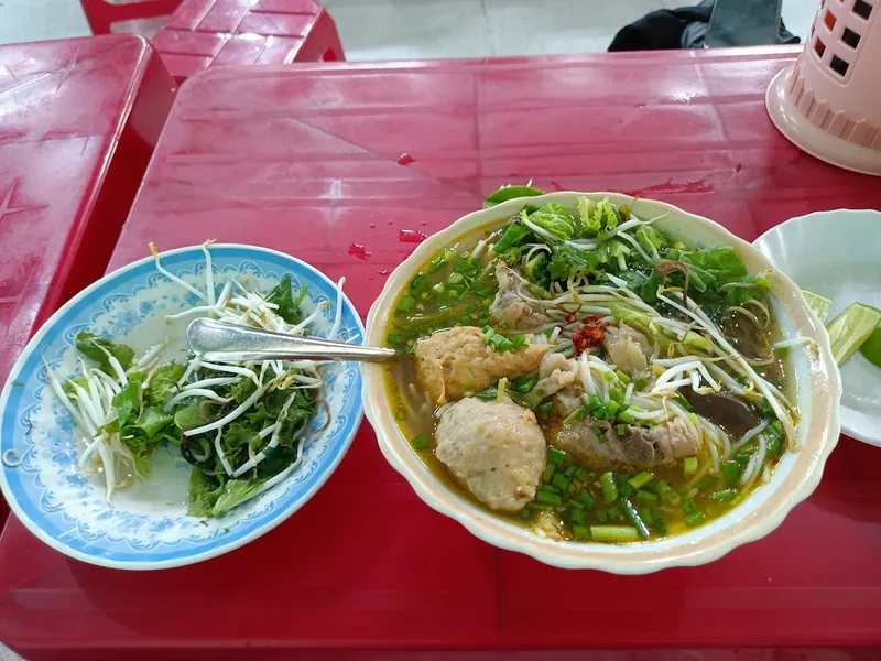 Bún Huế Tạ Quang Bửu - Bún Giò Heo Chả Cua