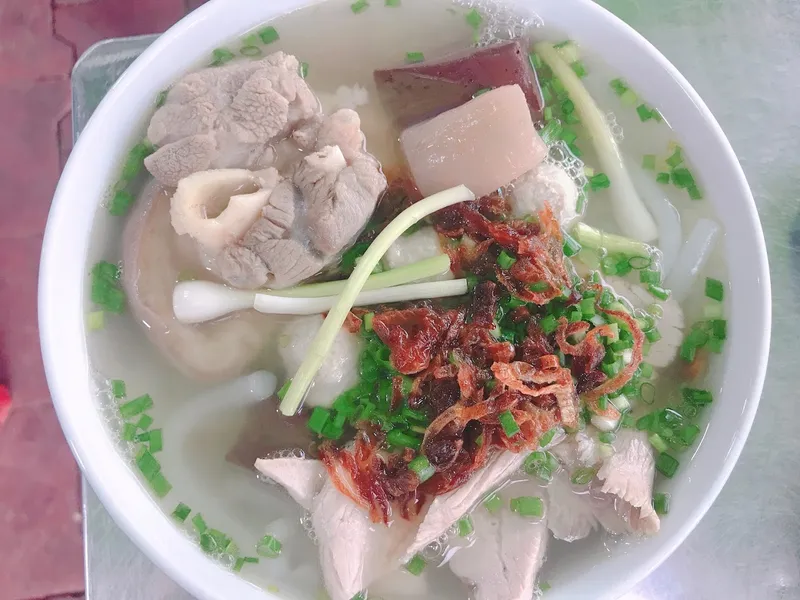 Quán Bánh Canh Bà Tám Chợ Cầu (không chi nhánh) [quán có đồng phục màu đỏ]