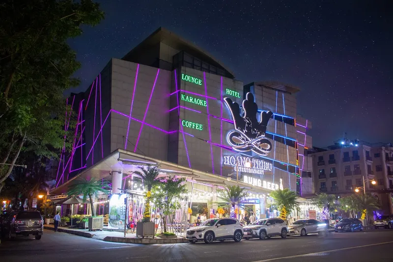 Nhà Hàng - Coffee & Karaoke Hoàng Triều Entertainment
