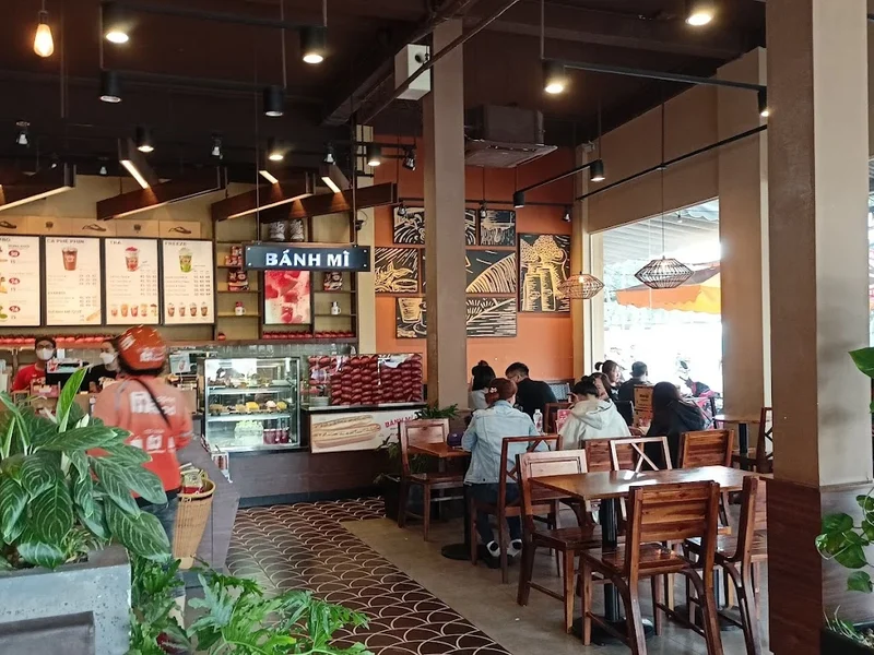 Highlands Coffee Bình Phú