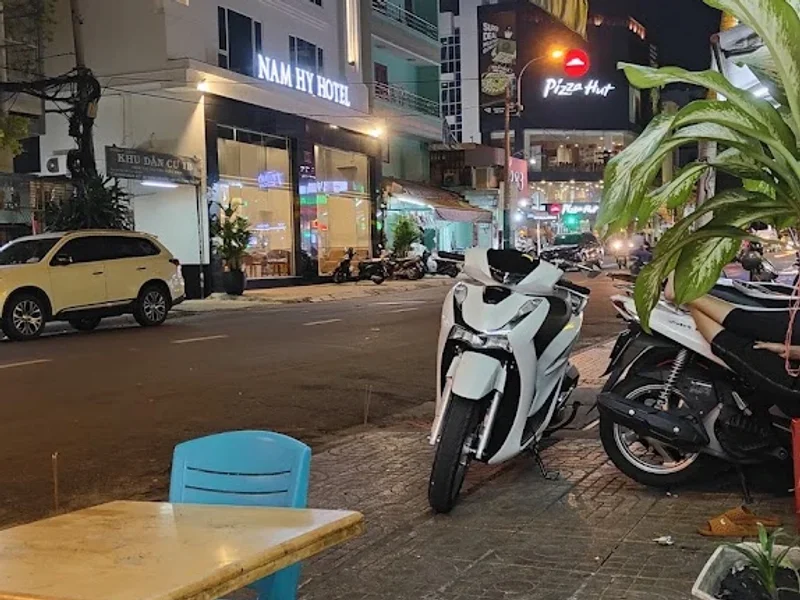 Quán Cơm Gà Xối Mỡ Hiền Ký