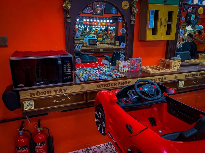 Đông Tây Barbershop Q4