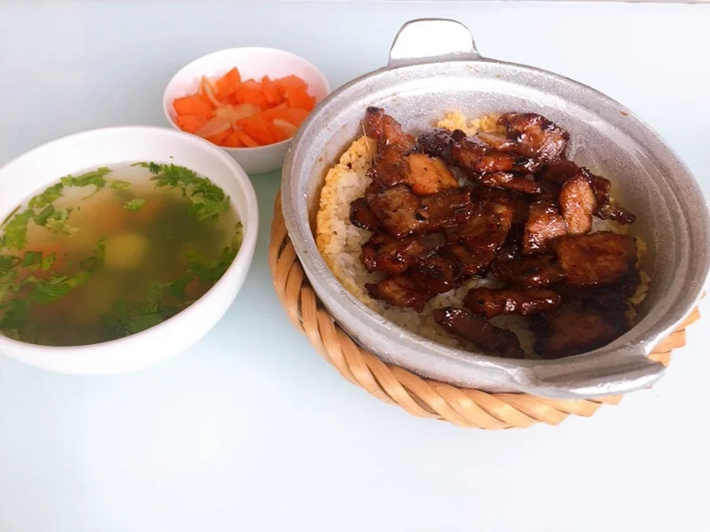 Cơm niêu Sông Hồng QueenBeef
